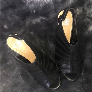 Black wedges